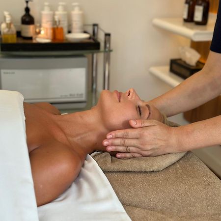 Palanga Life Balance Spa Hotel Extérieur photo A woman receiving a facial massage