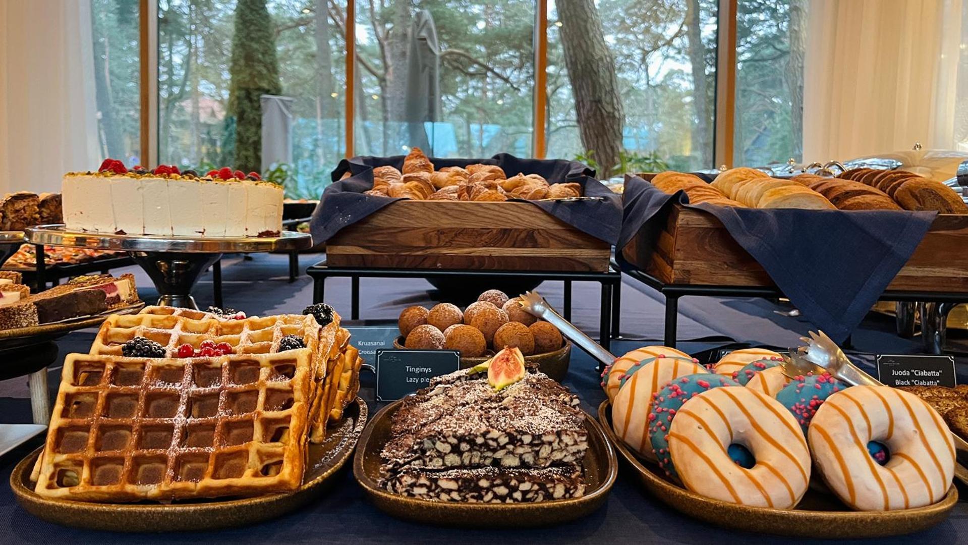 Palanga Life Balance Spa Hotel Extérieur photo A selection of pastries at a buffet