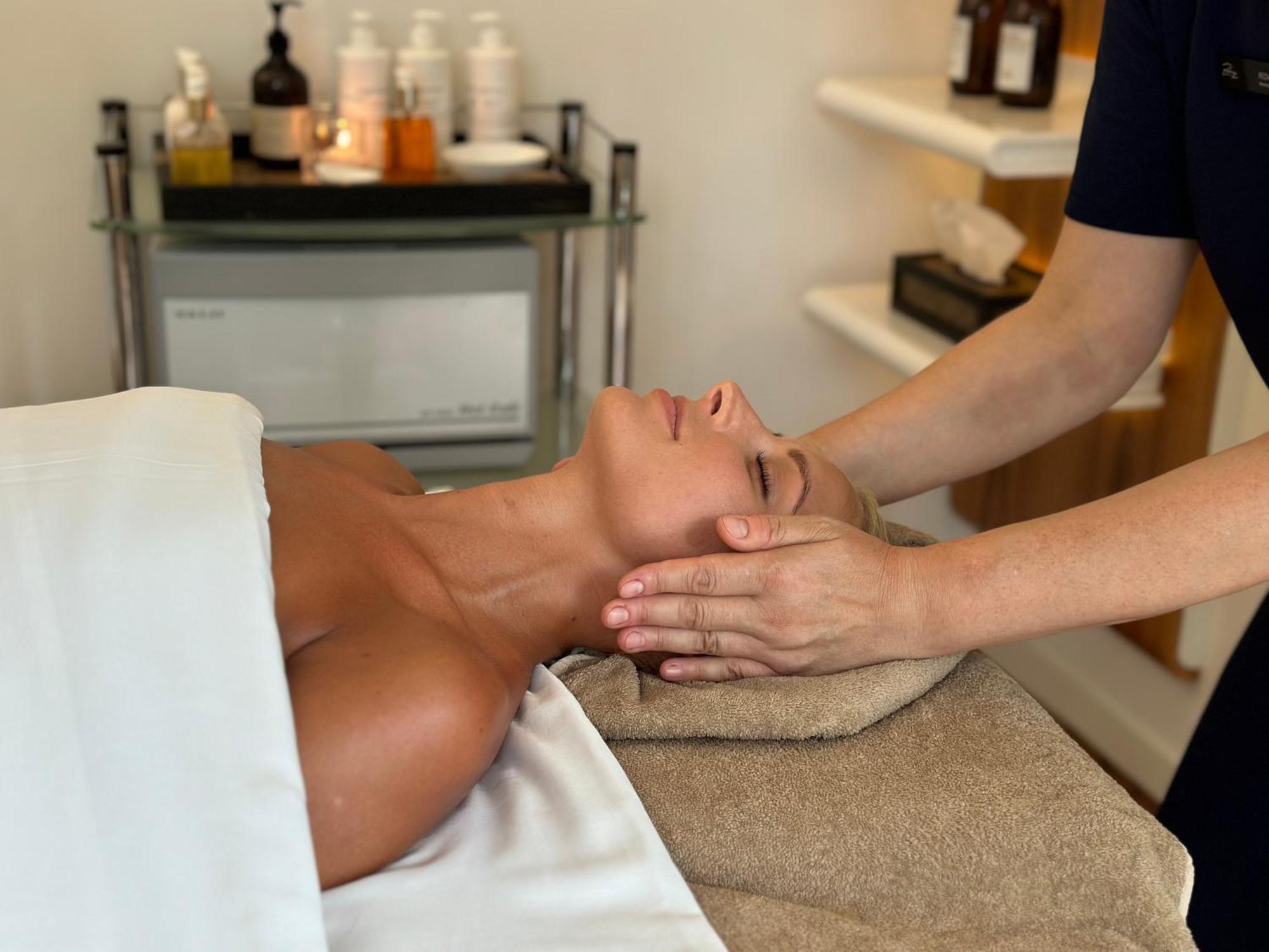 Palanga Life Balance Spa Hotel Extérieur photo A woman receiving a facial massage